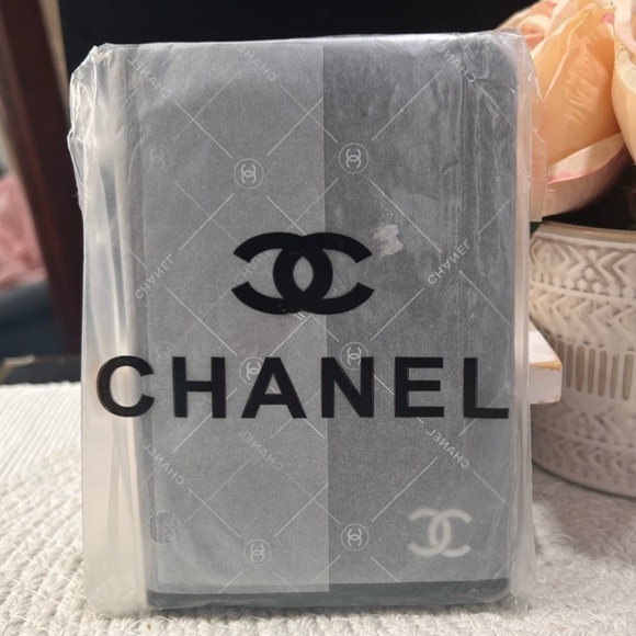 CC Beauté GWP Passport Holder CC in silver - Picture 6 of 7